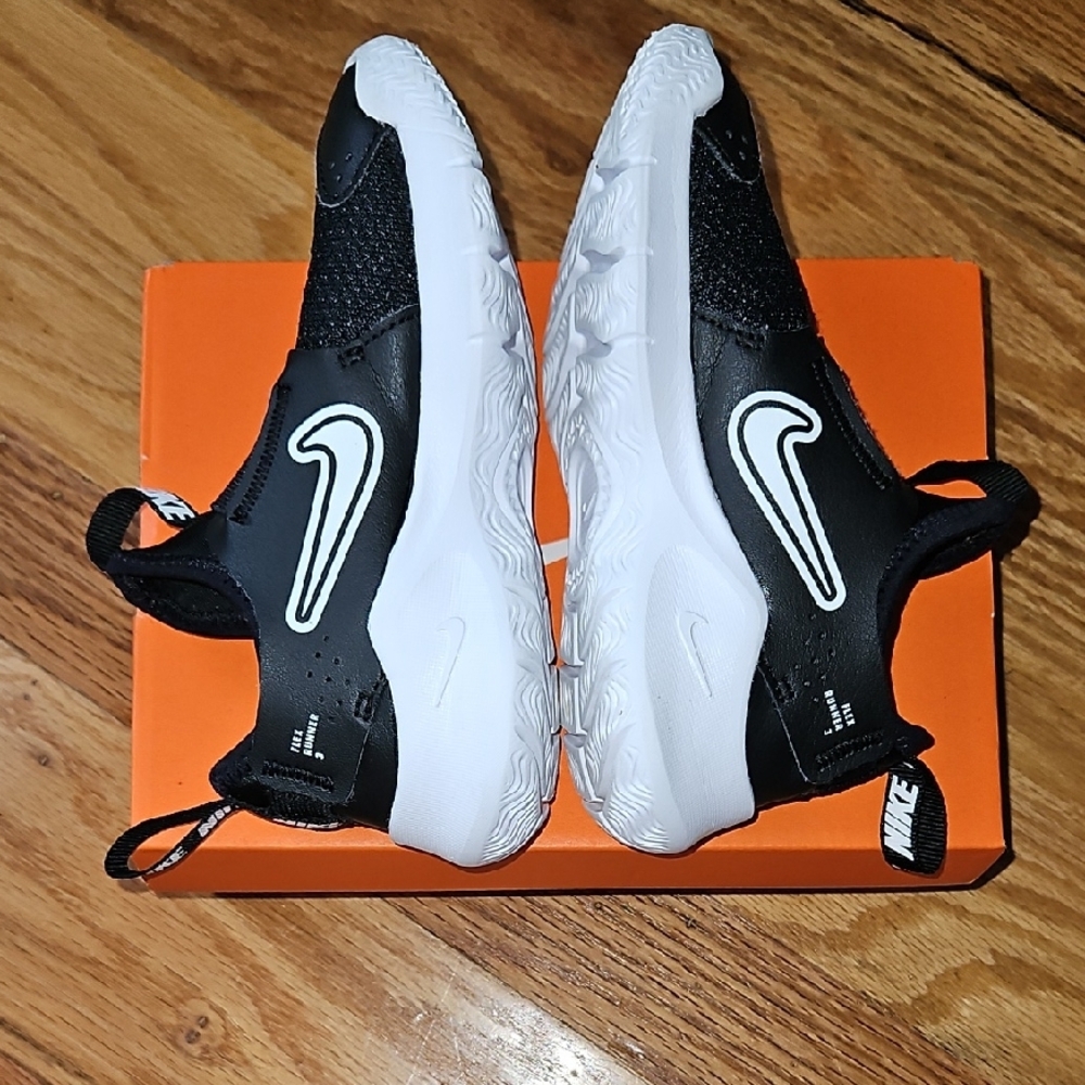 Nike Black and White Sneakers with Chunky Midsole - Picture 5 of 6